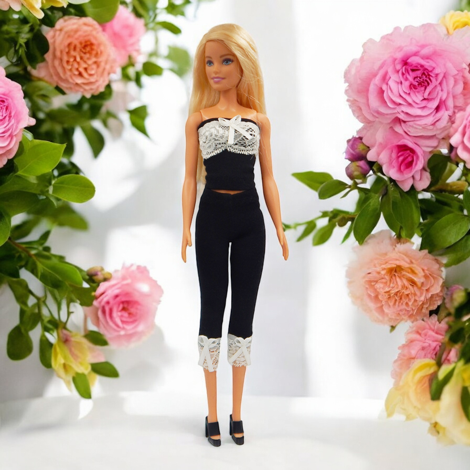 Csinos fekete–fehér csipkés barbie ruha szett