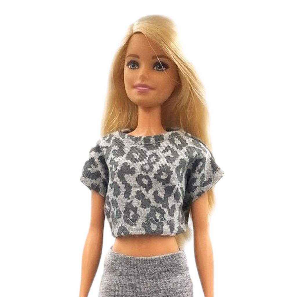 Csónaknyakú, rövid ujjú barbie póló, szürke párducmintás