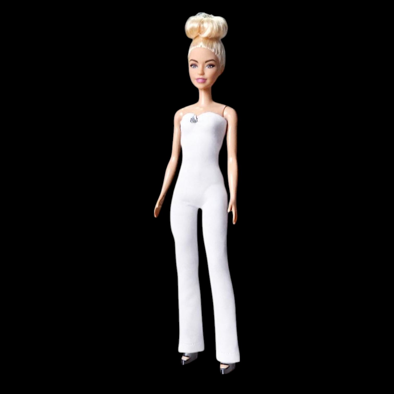 Fehér overall barbie babákhoz előlnézet, fekete háttér
