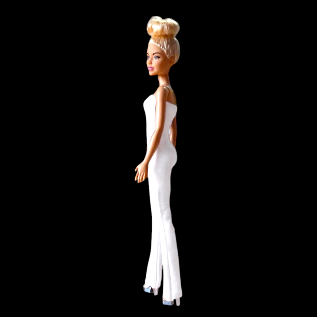 Fehér overall barbie babákhoz oldalnézet, fekete háttér
