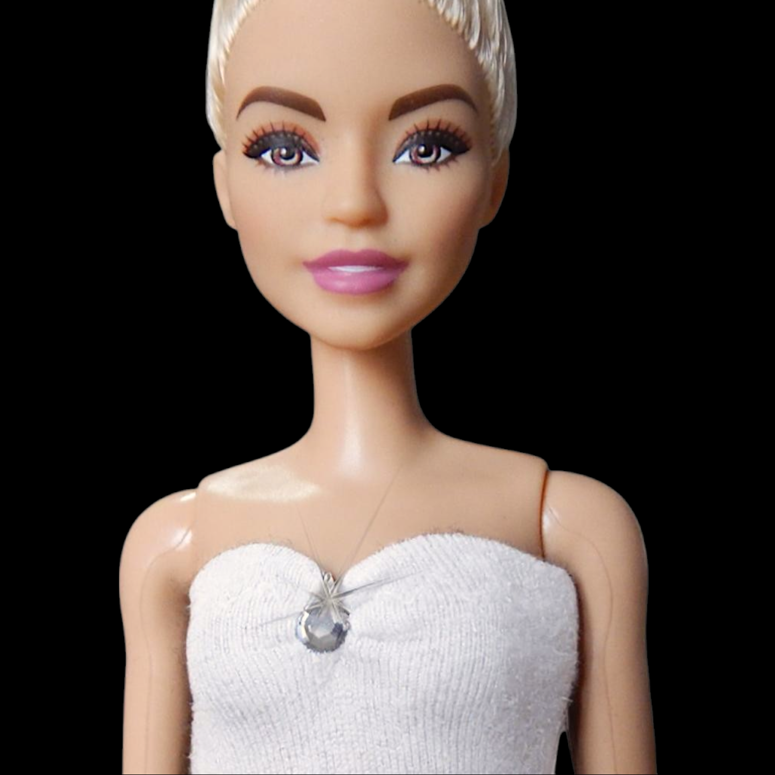 Fehér overall barbie babákhoz közelkép, csillogó kristály dísz
