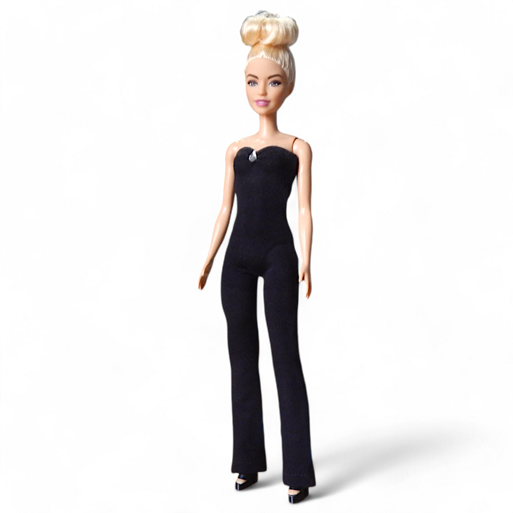 Fekete overall barbie babákhoz előlnézet, fehér háttér
