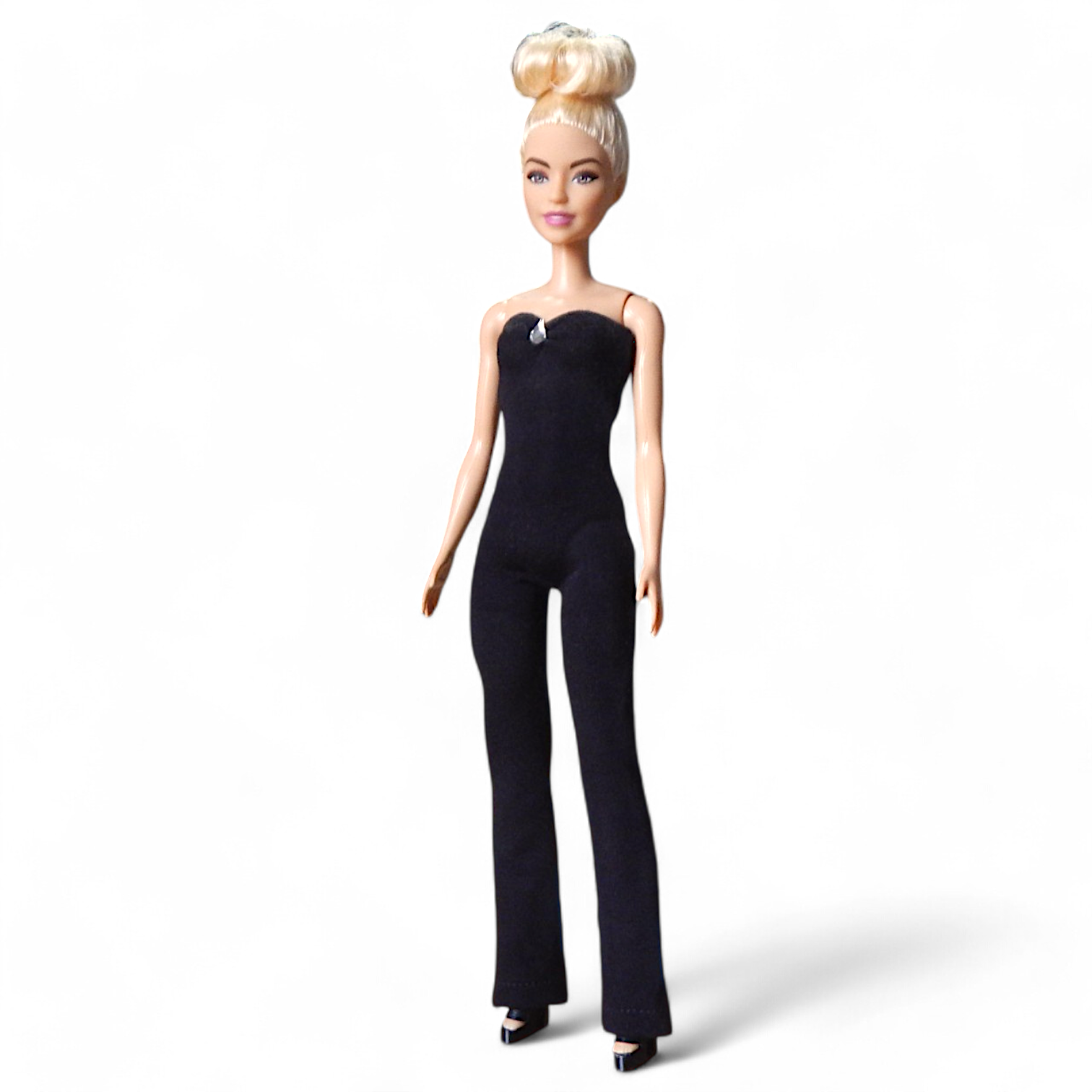 Fekete overall barbie babákhoz előlnézet, fehér háttér
