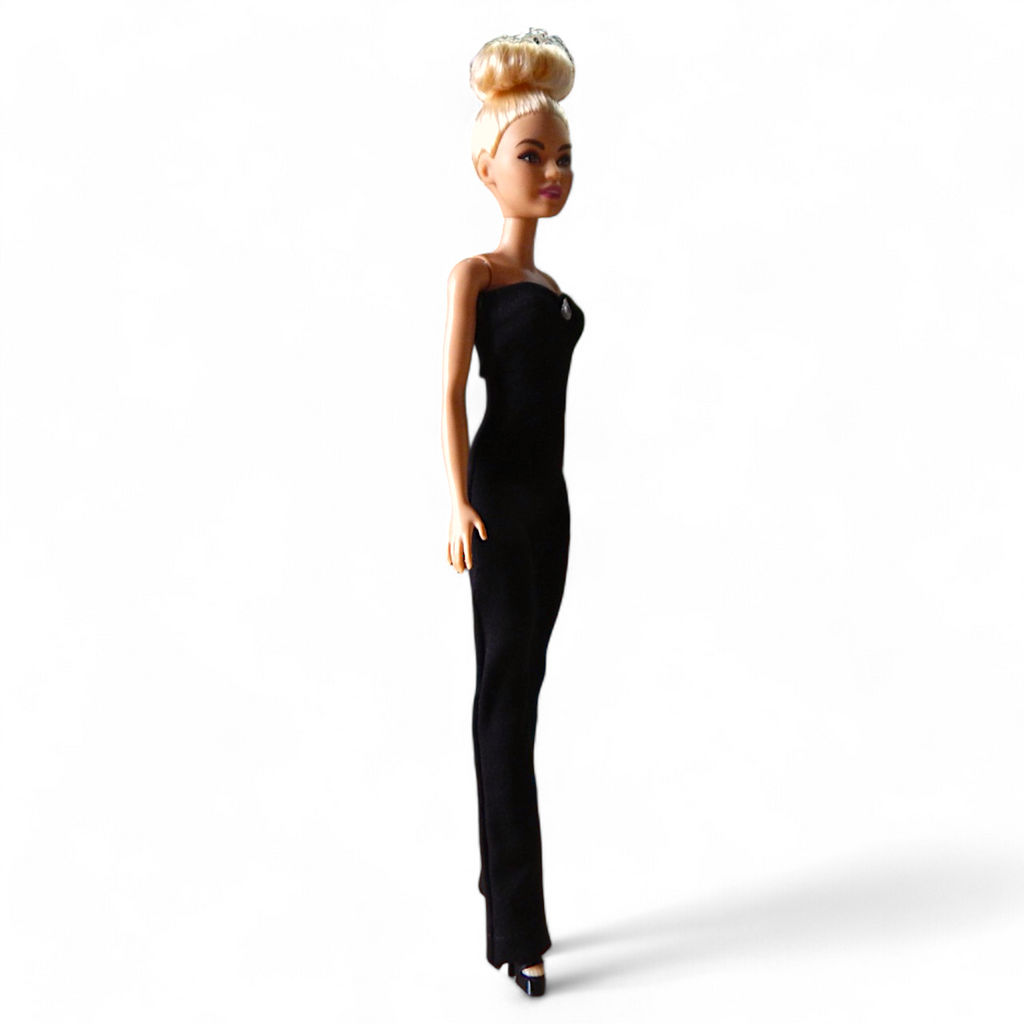 Fekete overall barbie babákhoz oldalnézet, enyhén bővülő szár
