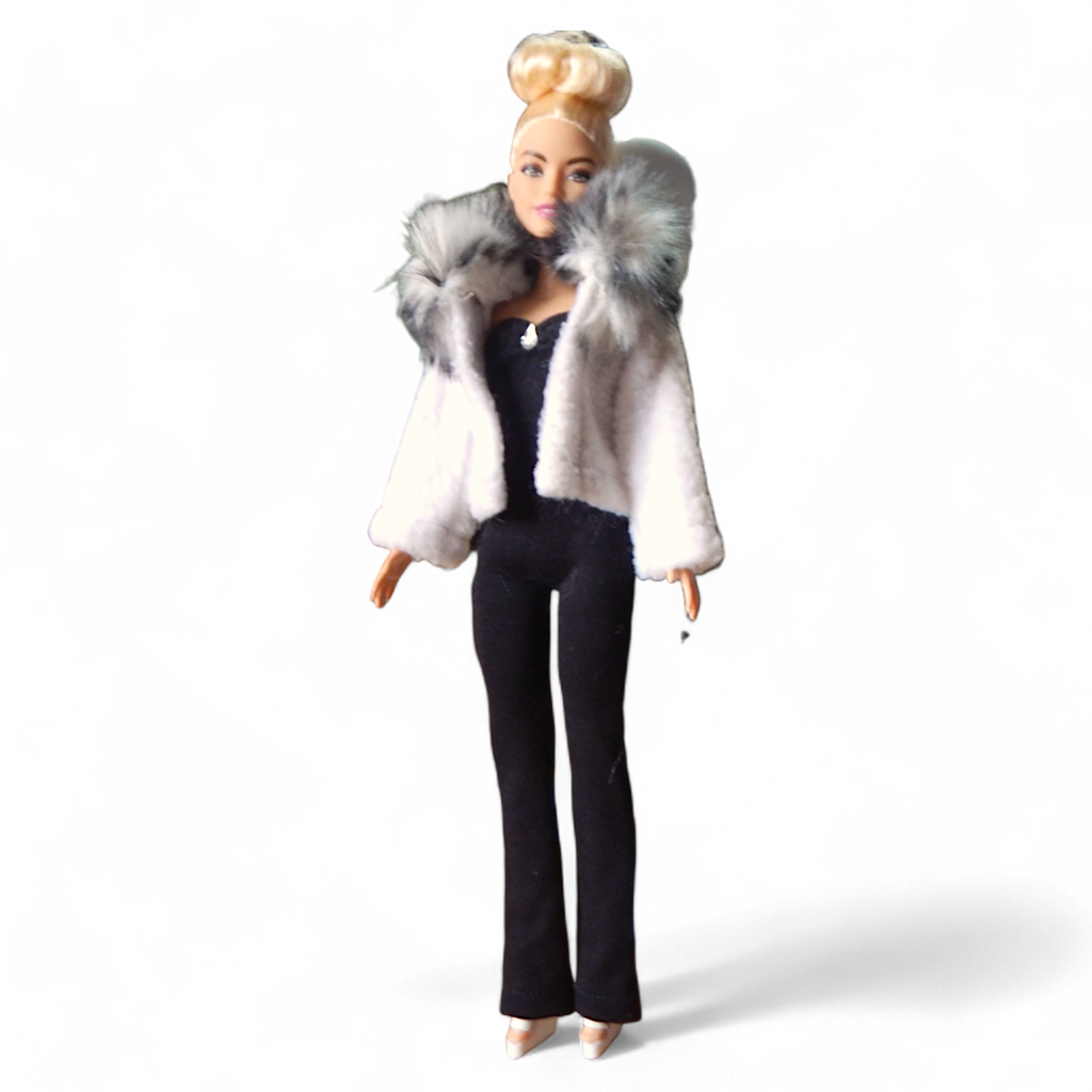 Fekete overall barbie babákhoz szőrme kabáttal, fehér háttér
