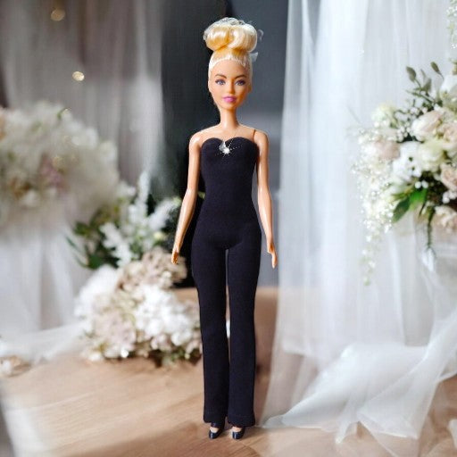 Fekete overall barbie babákhoz esküvős háttér, teljes alak
