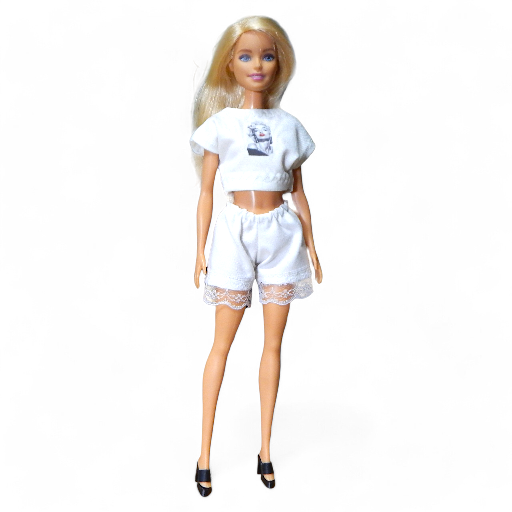 Fehér csipkés vászon rövidnadrág barbie babákhoz hátulnézet, fehér háttér
