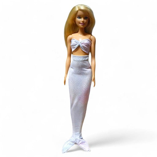Csillogó rózsaszín sellő ruha szett barbie babákhoz előlnézet, fehér háttér
