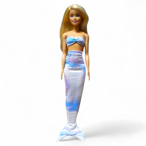 Csillogó kék-rózsaszín sellő ruha szett barbie babákhoz hátulnézet, fehér háttér
