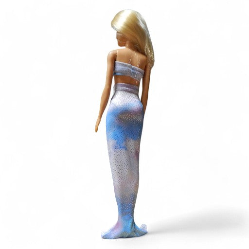 Csillogó kék-rózsaszín sellő ruha szett barbie babákhoz közelkép, csillogó anyag
