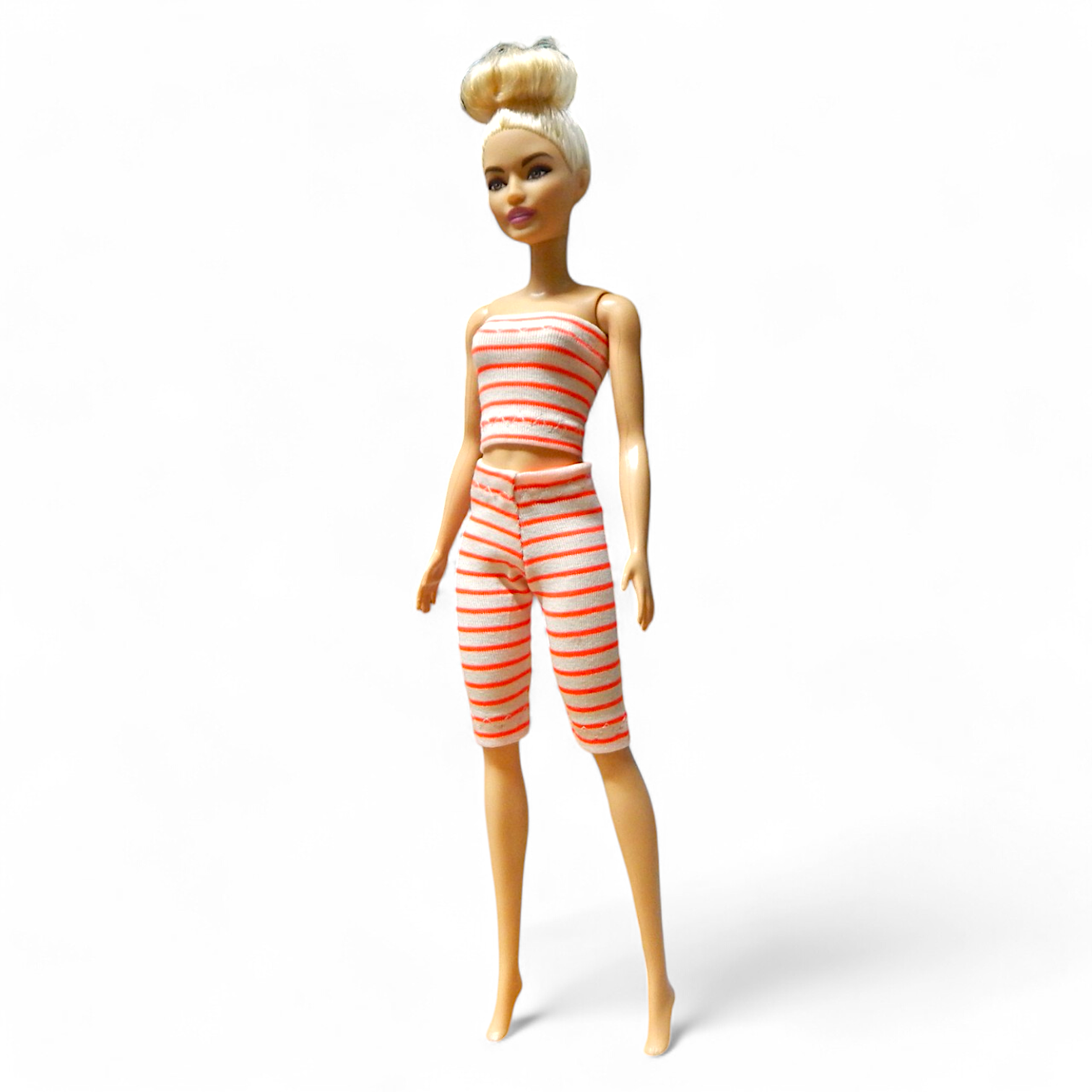 Narancs-fehér csíkos sportos szett barbie babákhoz előlnézet, fehér háttér
