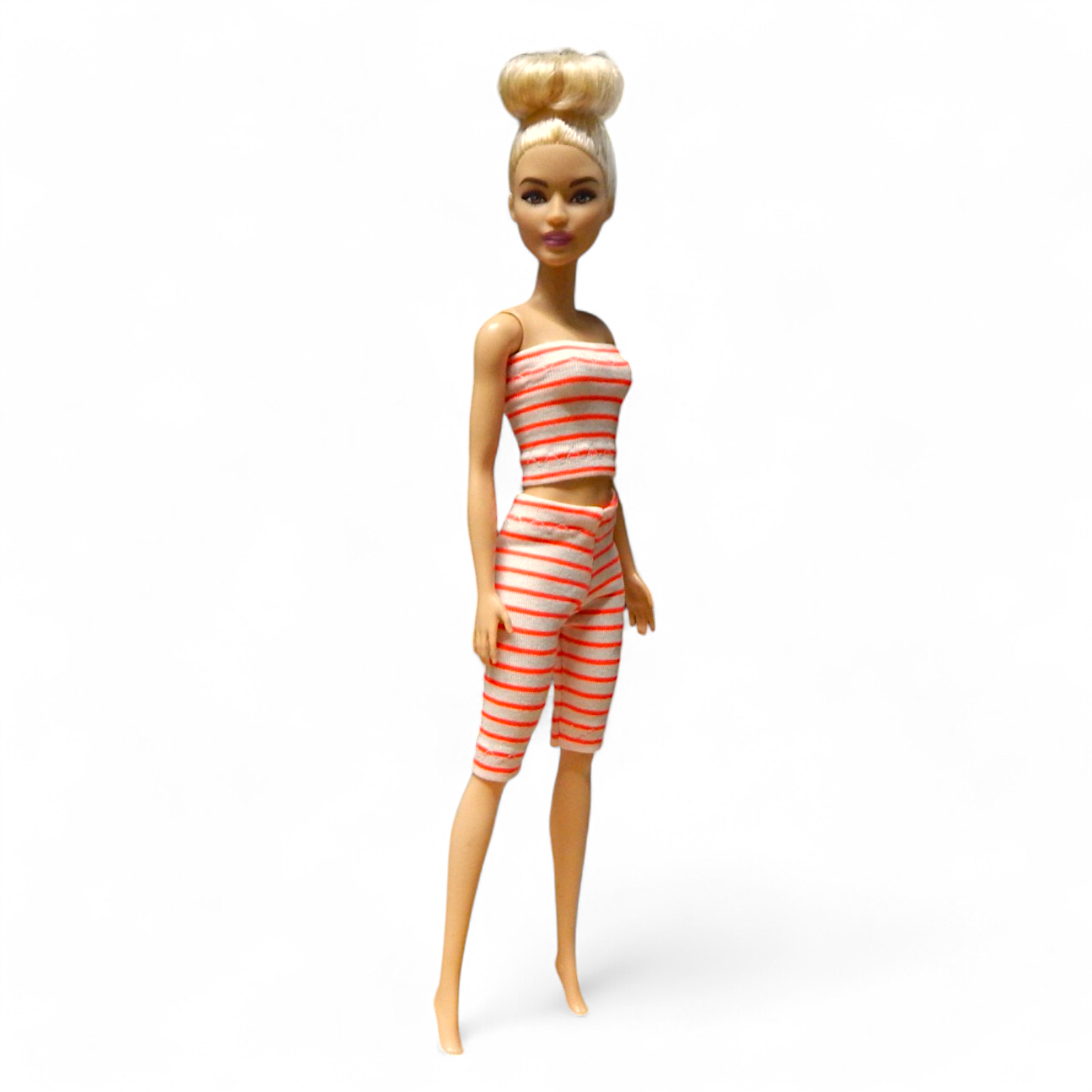 Narancs-fehér csíkos sportos szett barbie babákhoz oldalnézet, fehér háttér
