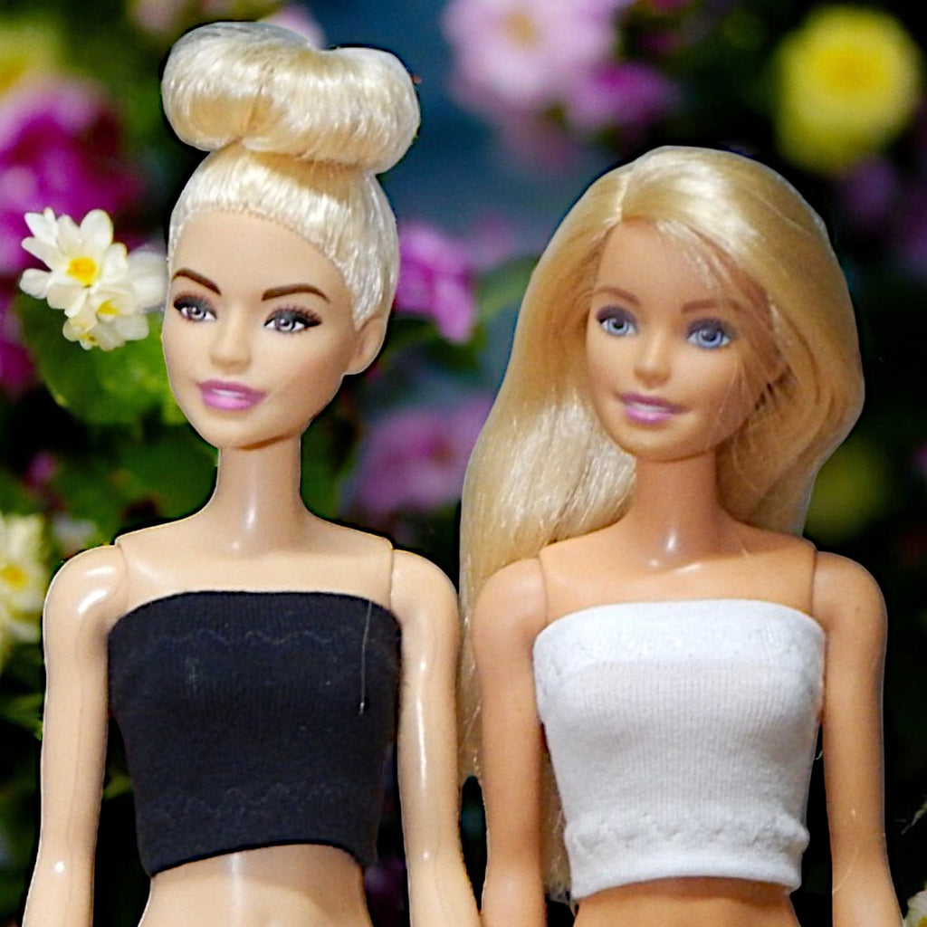 Fekete-fehér tube top barbie babákon, virágos háttér
