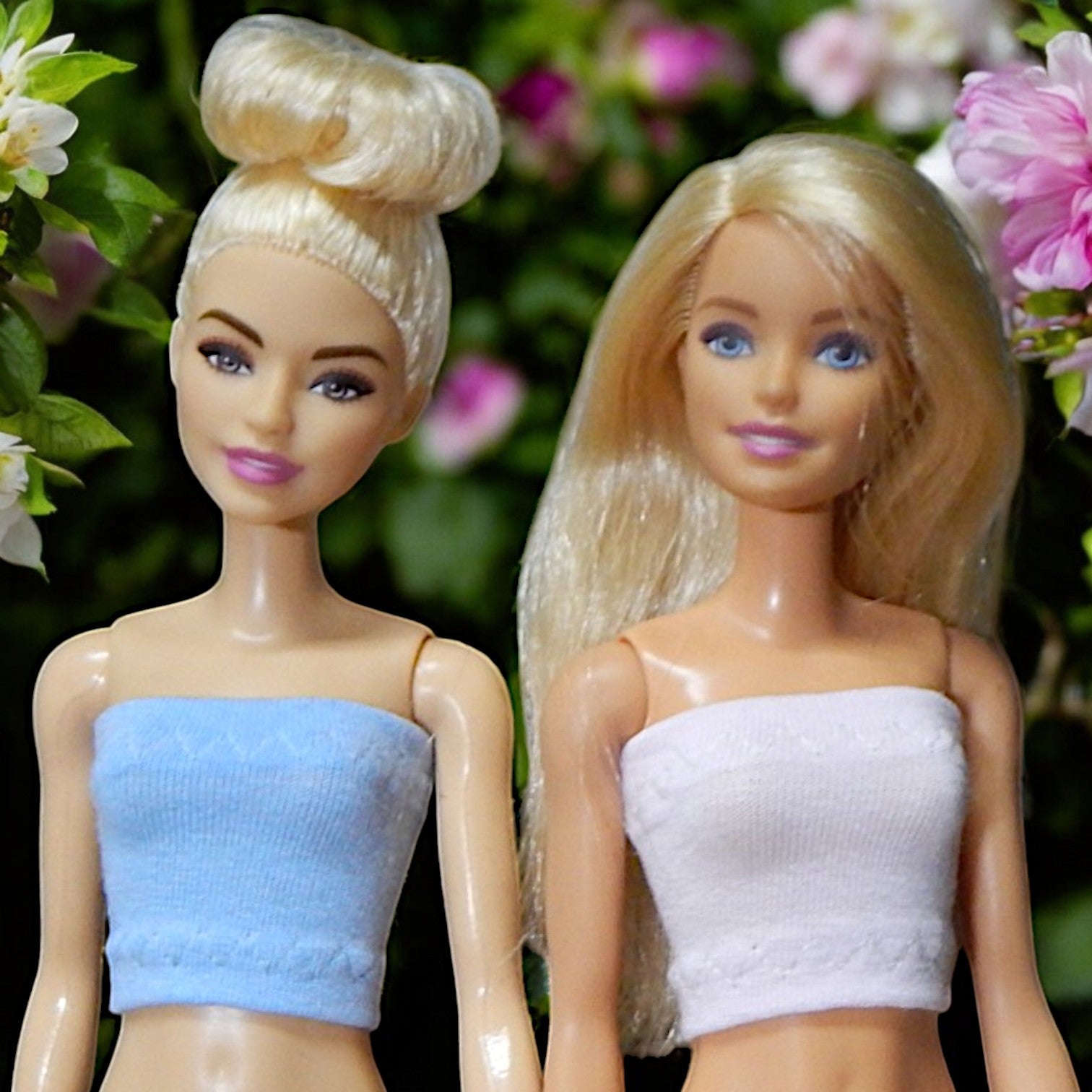 Kék-rózsaszín tube top barbie babákon, virágos háttér

