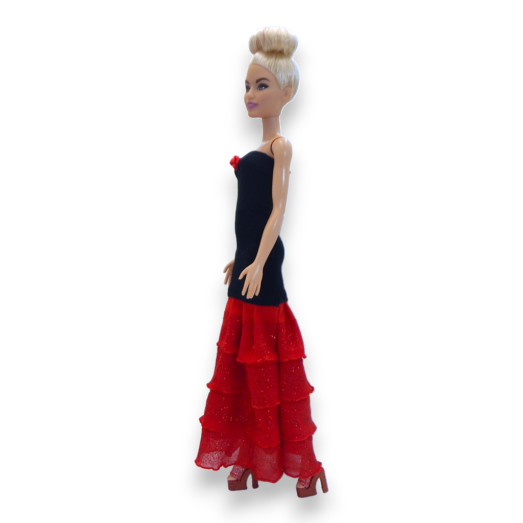 Flamenco Day estélyi ruha divatbabán – fehér háttér, oldalnézet