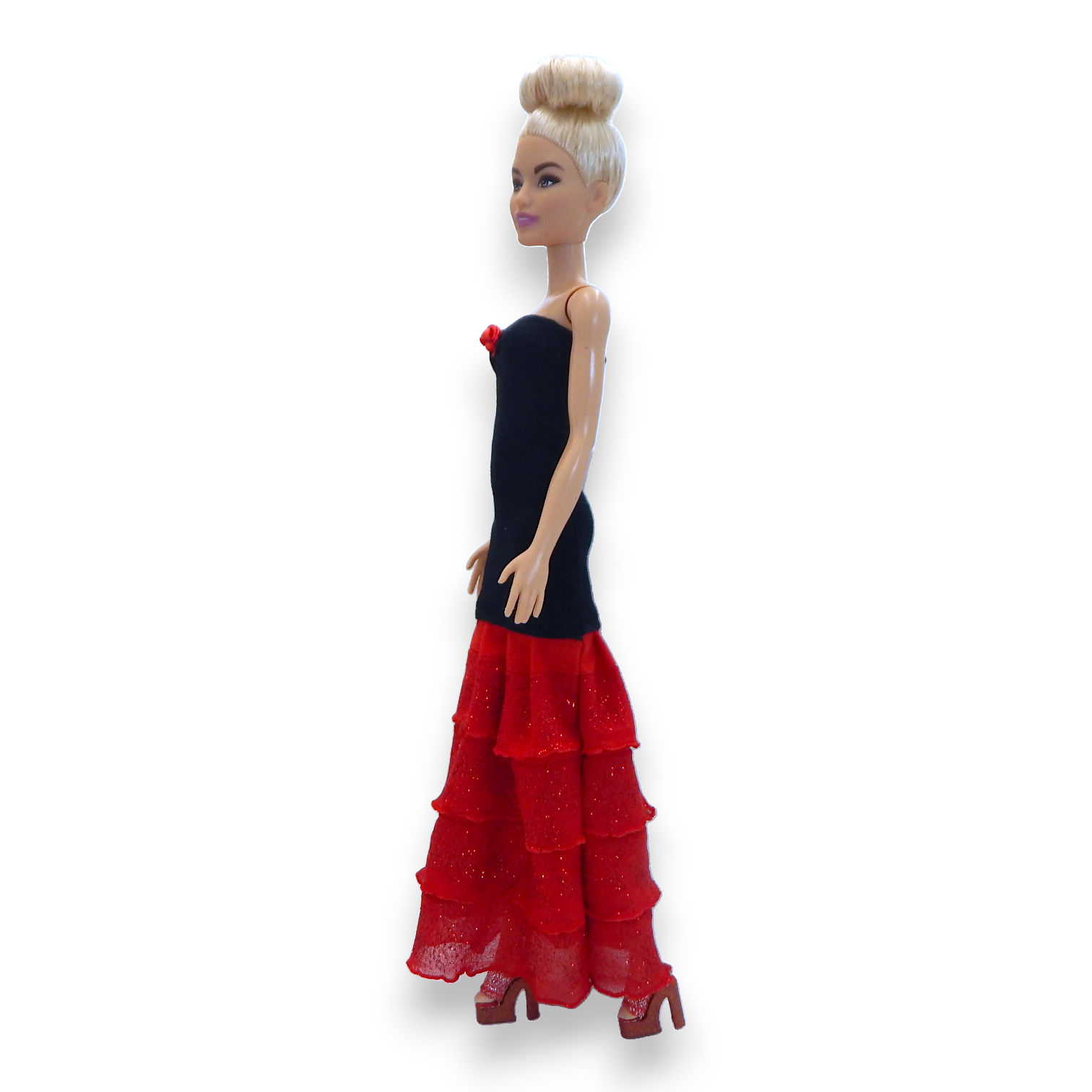 Flamenco Day estélyi ruha divatbabán – fehér háttér, oldalnézet