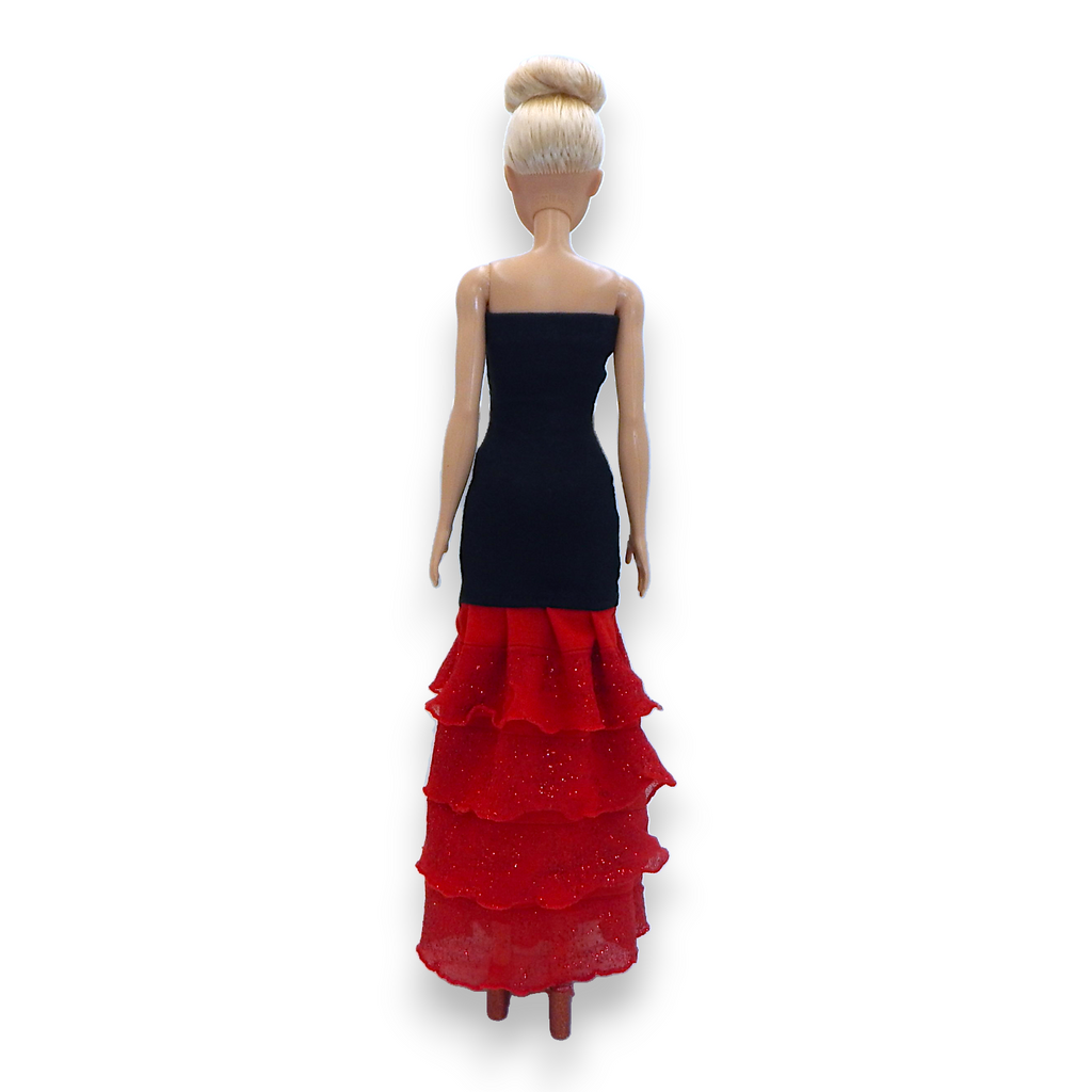 Flamenco Day estélyi ruha divatbabán – fehér háttér, hátulnézet