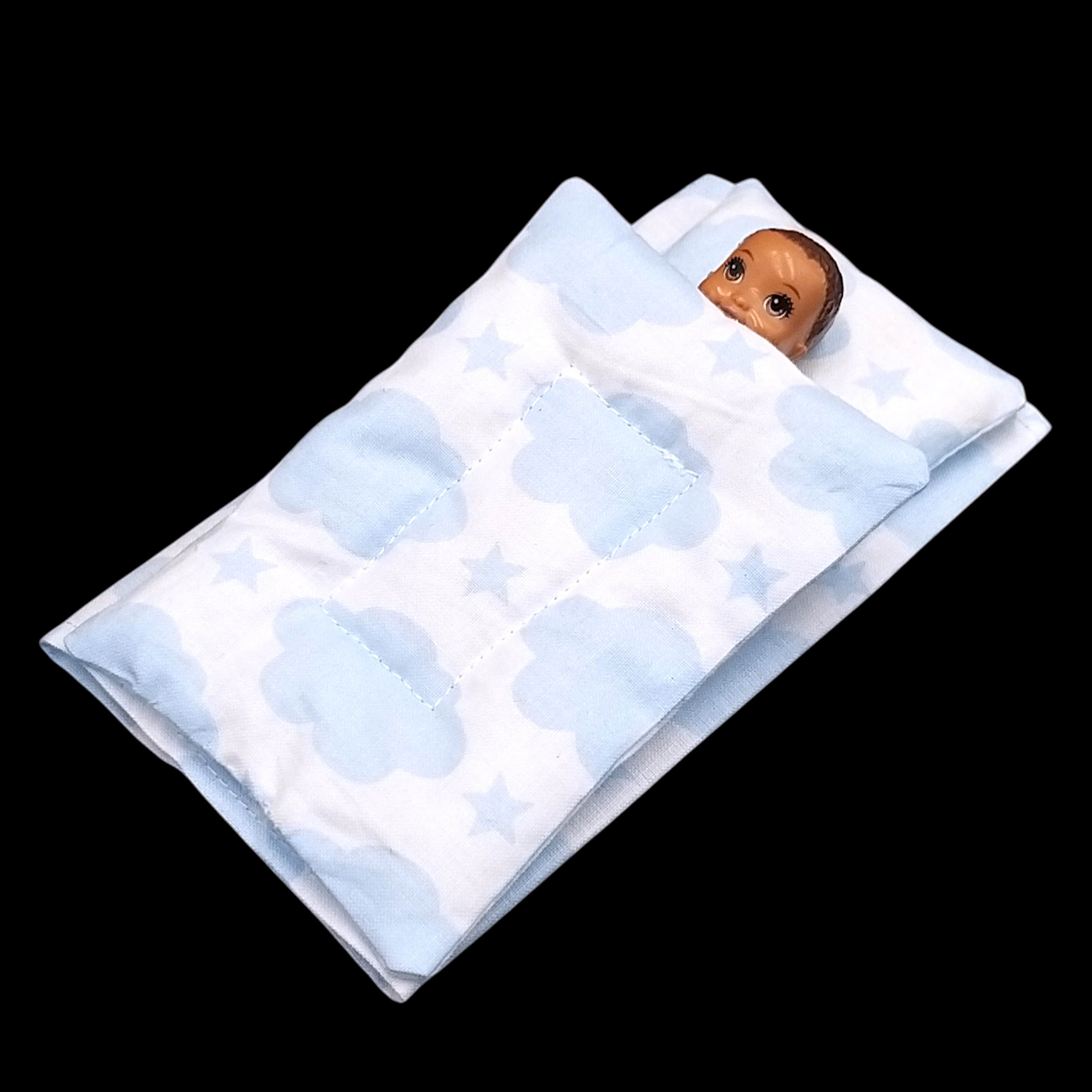 barbie kiságy ágynemű világoskék felhős mintával
