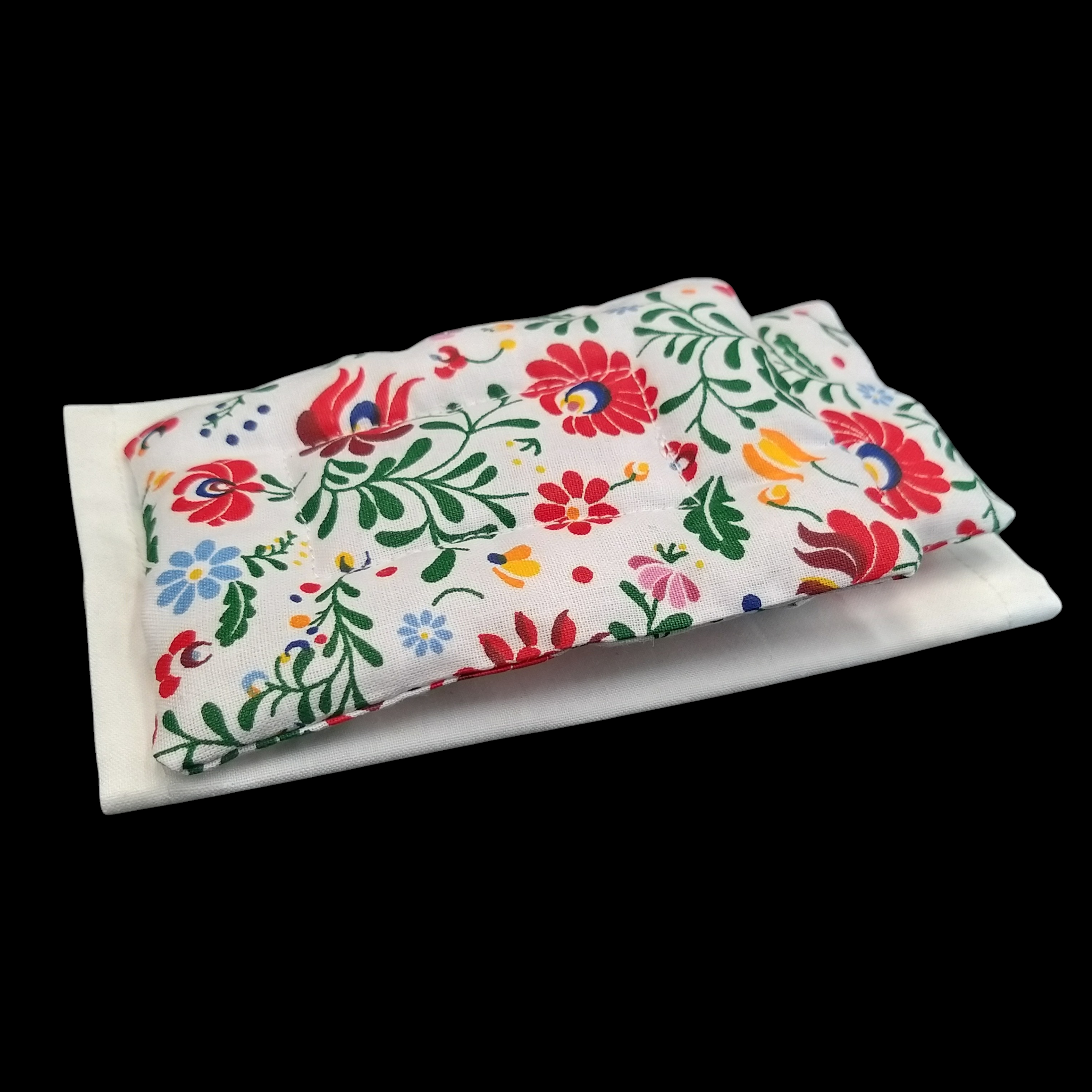 kézműves baba ágynemű matyó mintás textilből
