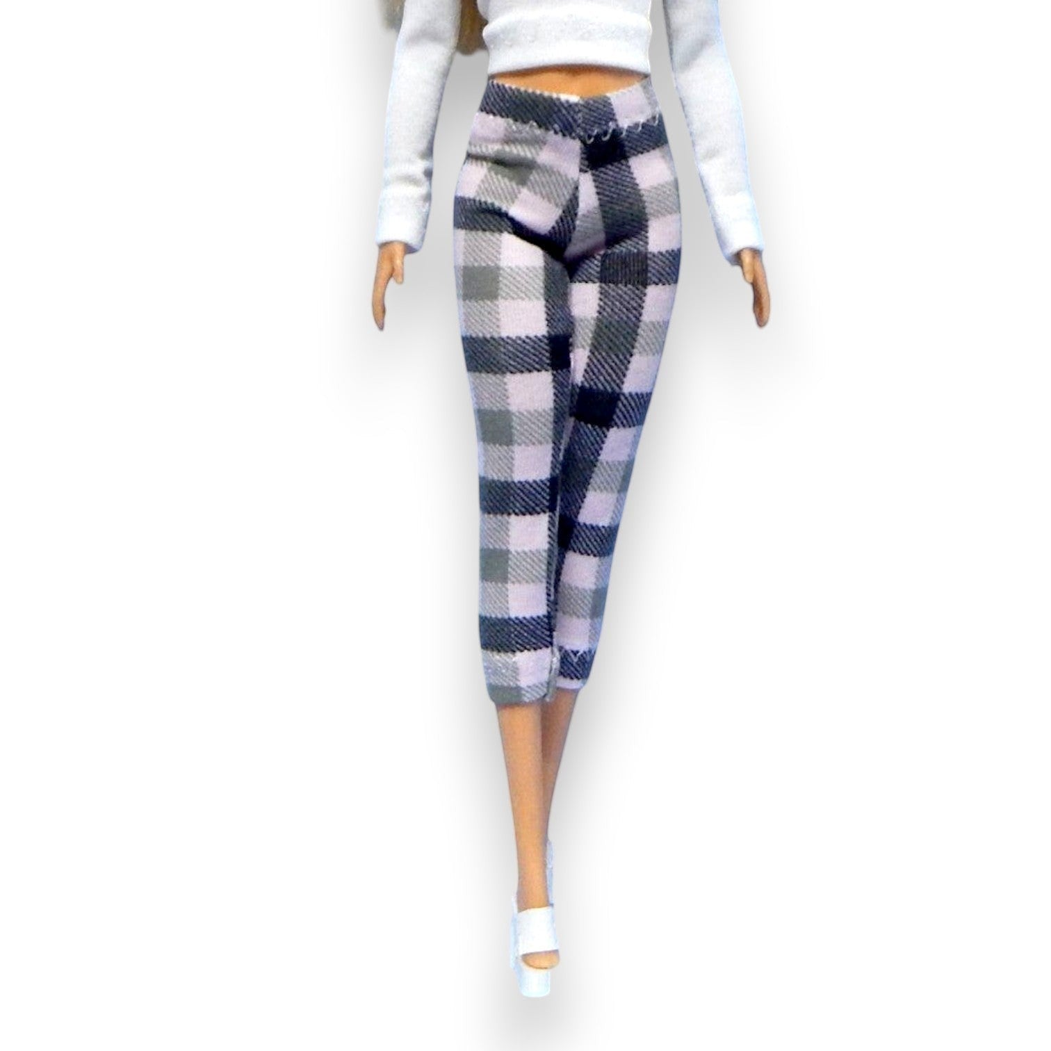 Kockás capri nadrág barbie babán, fehér vállnélküli felsővel
