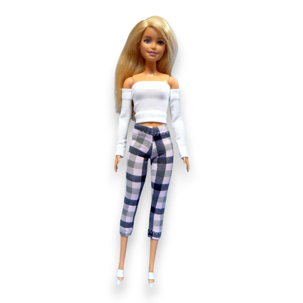Kockás capri nadrág barbie babán, fehér vállnélküli felsővel, fehér háttér
