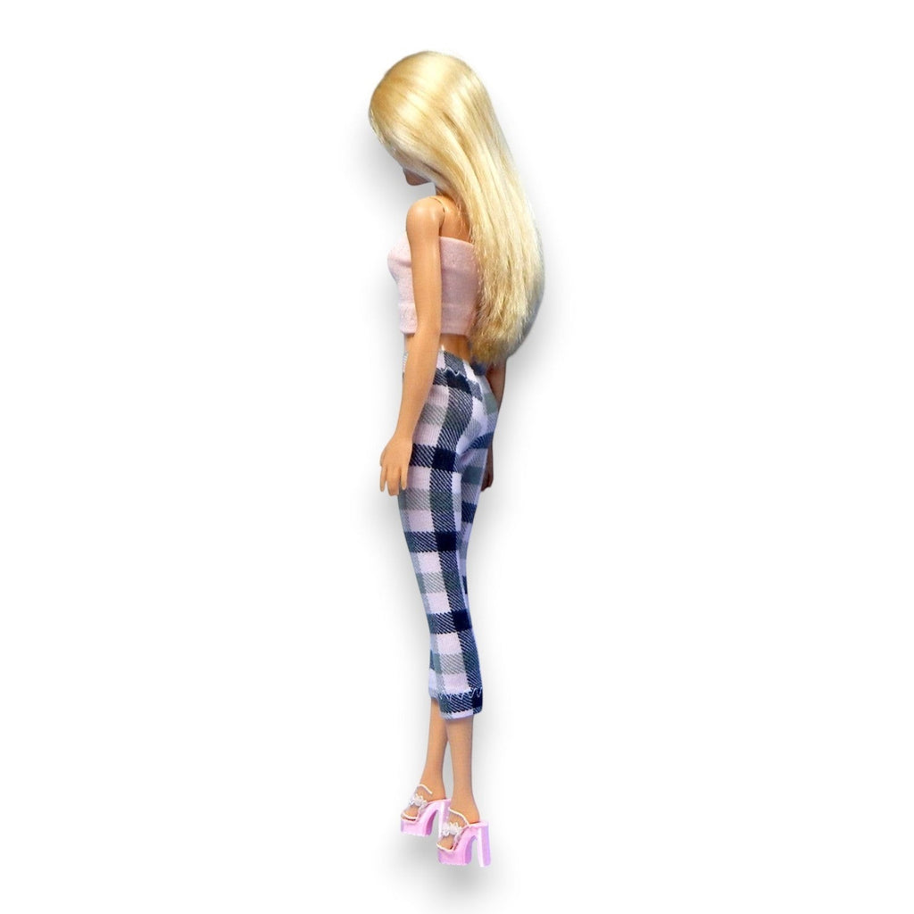 Kockás capri nadrág barbie babán, pink crop toppal és pink platform szandállal, oldalnézet
