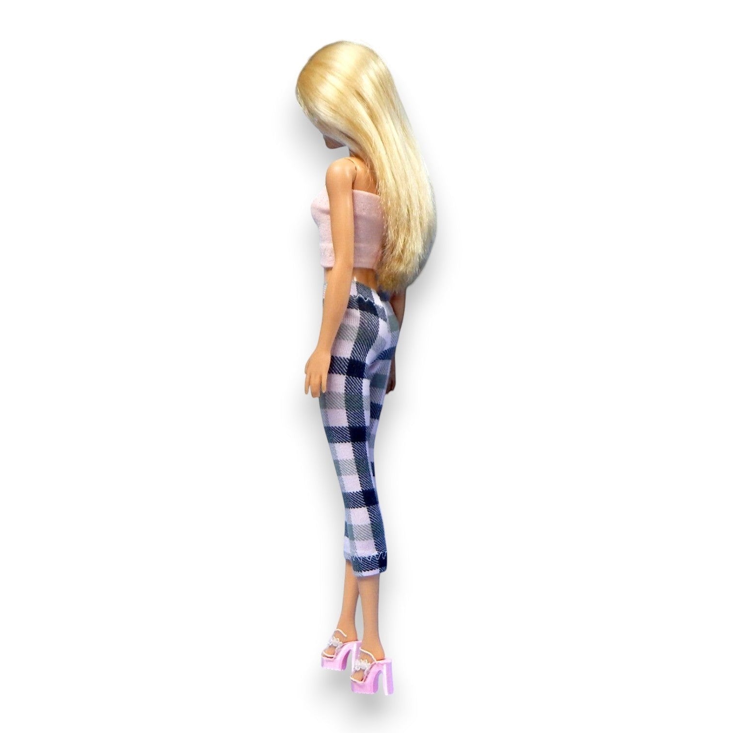 Kockás capri nadrág barbie babán, pink crop toppal és pink platform szandállal, oldalnézet
