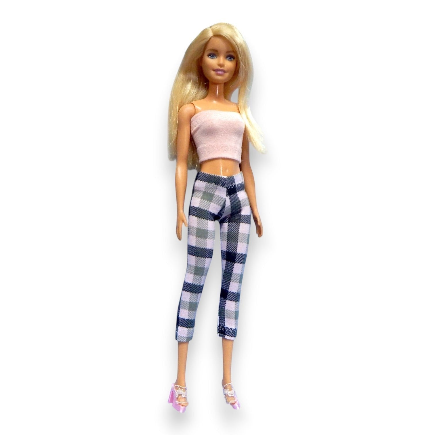 Kockás capri nadrág barbie babán, halvány pink tube toppal és pink magassarkú szandállal
