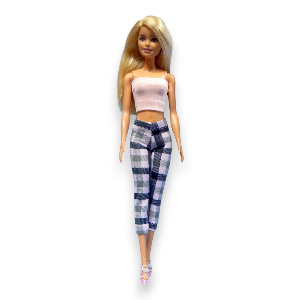 Kockás capri nadrág barbie babán, halvány pink tube toppal és pink magassarkúval

