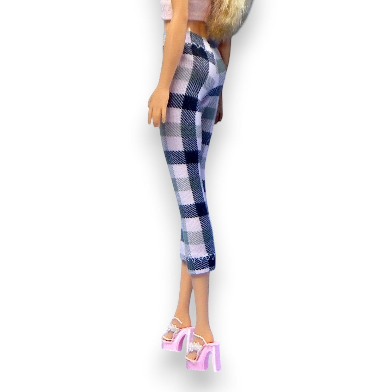Kockás capri nadrág barbie babán, pink crop toppal és pink magassarkúval, oldalnézet
